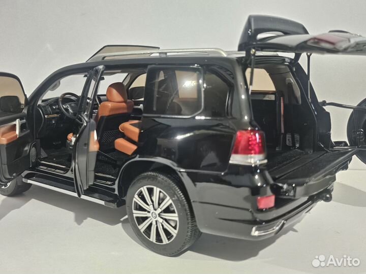 1:18 модель Toyota Land Cruiser 200