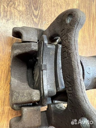 Суппорт тормозной задний левый Volkswagen Passat