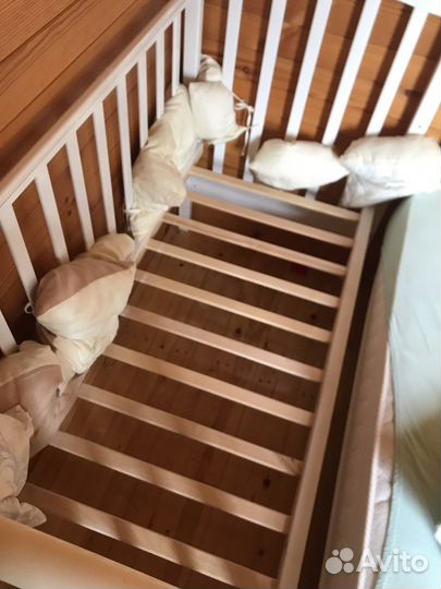 Детская кроватка с маятником