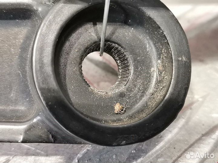 Щеткодержатель задний Nissan X-Trail T30 рест