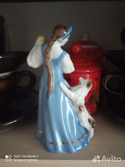 Статуэтка царевна с яблоком