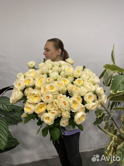 Букет из кустовых пионовидных лимонных роз