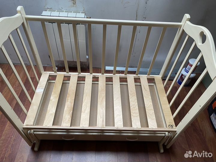 Детская кроватка с маятником и ящиком