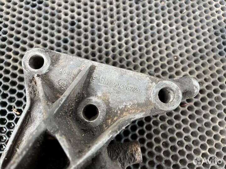 Подушка двигателя с кронштейном opel vectra b