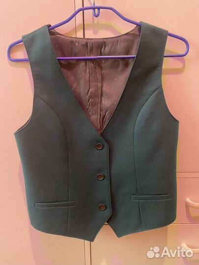 Шкльный жилет для девочки зеленый 146 р