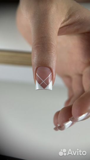 Модель на пленочный маникюр