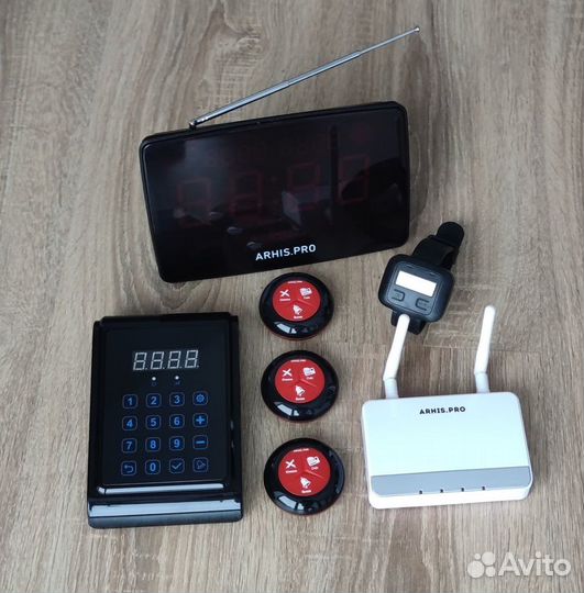 Кнопка вызова персонала, официанта, мастера и часы