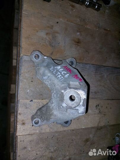 Кронштейн опора двигателя Audi A6 C6 AUK 3.2