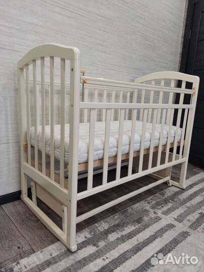 Детская кроватка с маятником