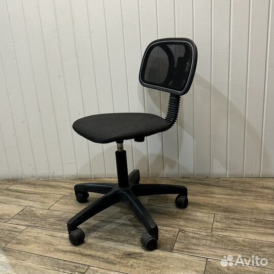 Стул на колесиках