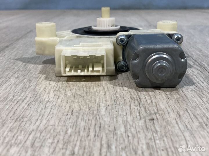 Моторчик стеклоподъемника Skoda Rapid NH3 перед R