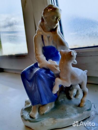 Фарфоровая статуэтка Аленушка с козленком лфз