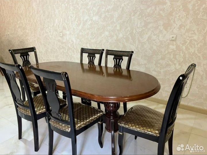 Стол и стулья