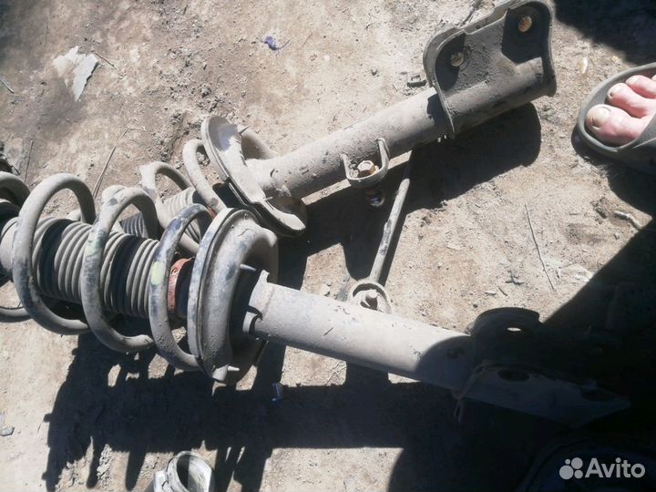 Стойка передняя всборе хендай сантафе 2