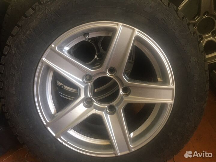 Продам колеса на ниву 215/65 R16 Зима