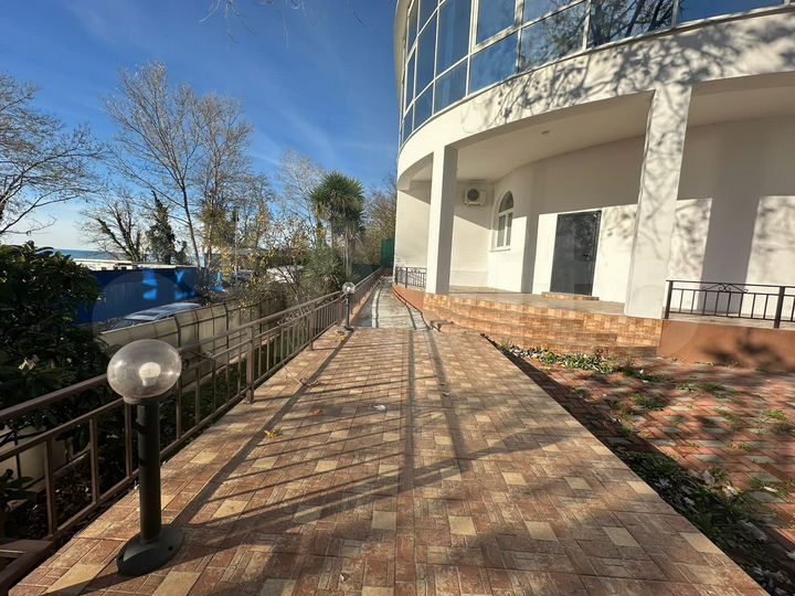 Дом 358,3 м² на участке 6 сот.