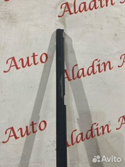 Уплотнитель стекла передний левый Volkswagen Polo