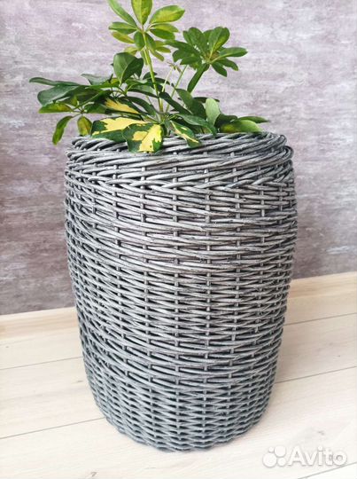 Кашпо из искусственного ротанга