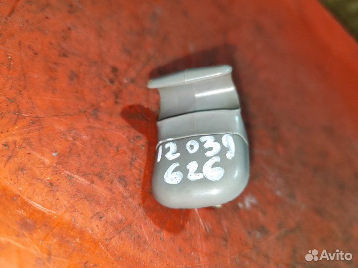 Крючок козырька Mazda 626 Ge лифтбек 2.0 1993