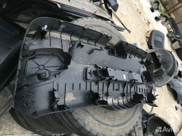 Обшивка крышки багажника Ауди Q3