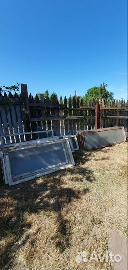 Деревянные оконные рамы со стеклом