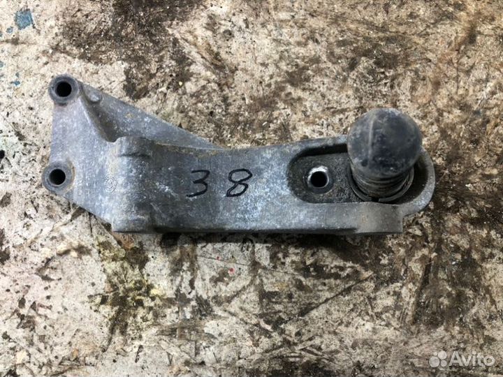 Кронштейн генератора Volkswagen Caddy универсал