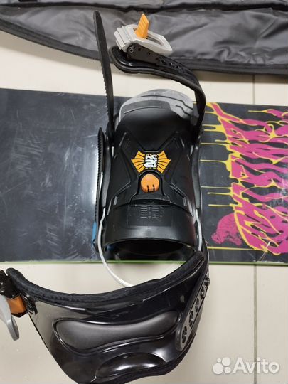 Сноуборд с креплением и чехлом