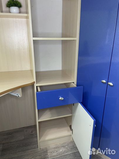 Детская кровать чердак со столом и шкафом