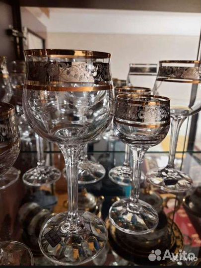 Набор бокалов и рюмок