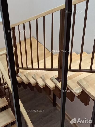 Лестница на ломаных косоурах ступени сосна. Перила