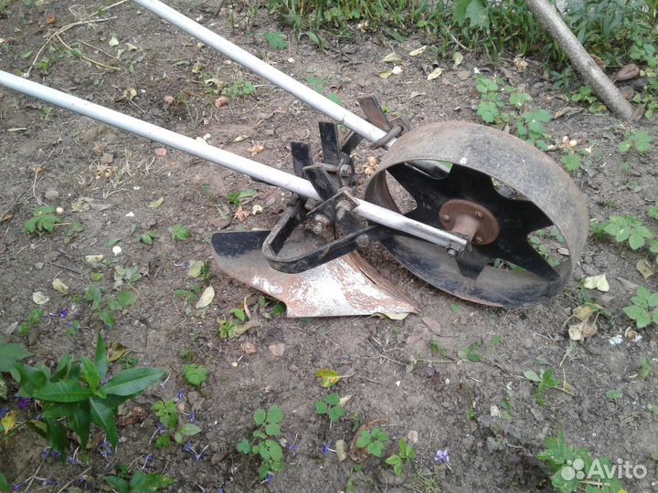 Плуг окучник ручной