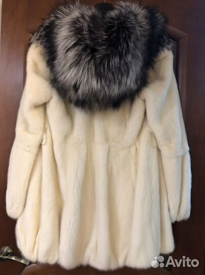 Шуба норковая с капюшоном из чернобурки
