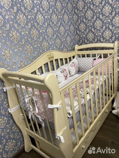 Детская кроватка с маятником и ящиком