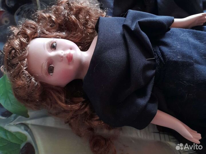 Кукла фарфоровая