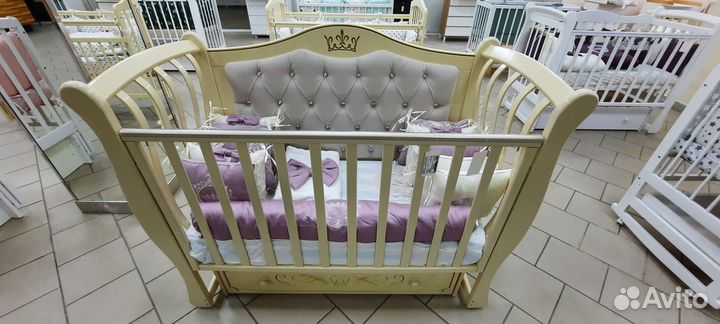 Королевские кровати с маятником и без