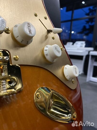 Squier 40th Anniversary Stratocaster Gold Edition