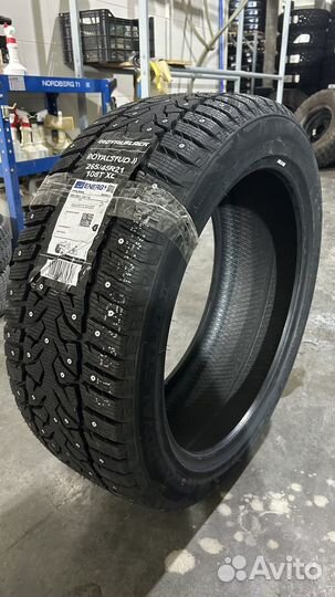 Royal Black Royal Stud II 265/45 R21 108T