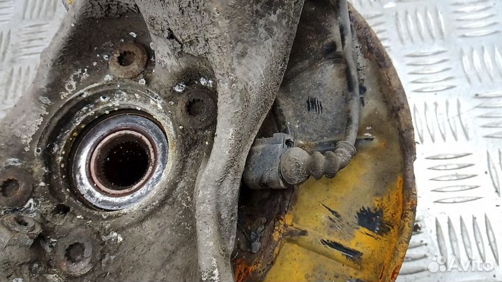 Ступица передняя правая volkswagen passat B6 2009