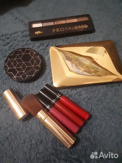 Румяна, тени и стойкие помады