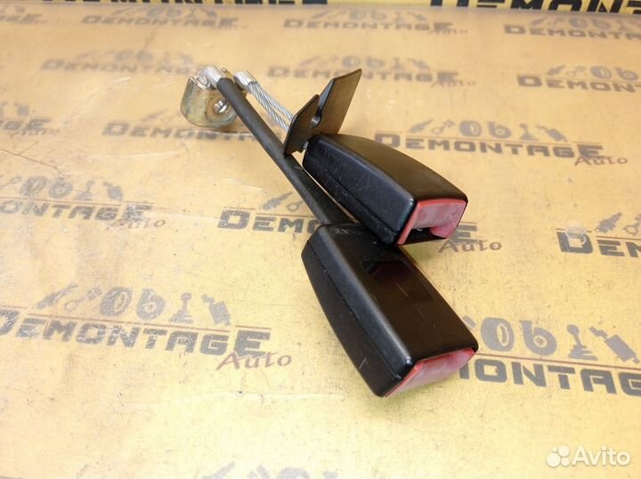 Ответная часть ремня безопасности задняя Passat B5