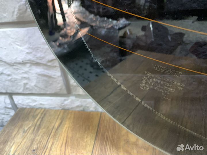 Nissan almera (G15) Стекло заднее
