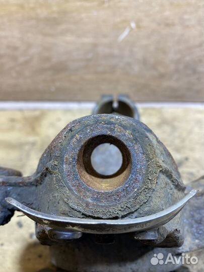 Поворотный кулак передний правый Ford Mondeo 4 102