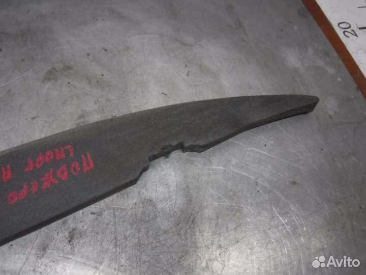 Уплотнитель передний правый Mitsubishi Pajero