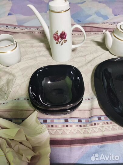 Посуда: тарелки, ваза, графин, чашка