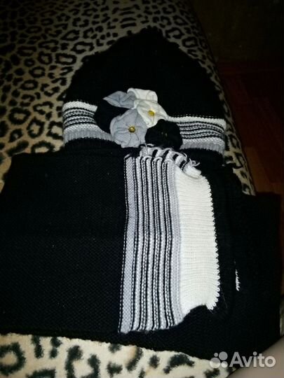 Две шапки зимние. И набор шапка и шарф