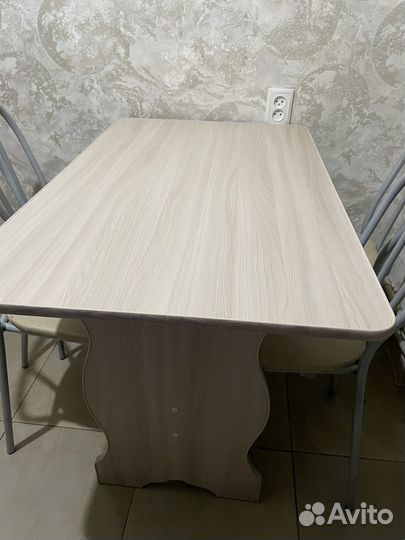 Кухонный стол и стулья