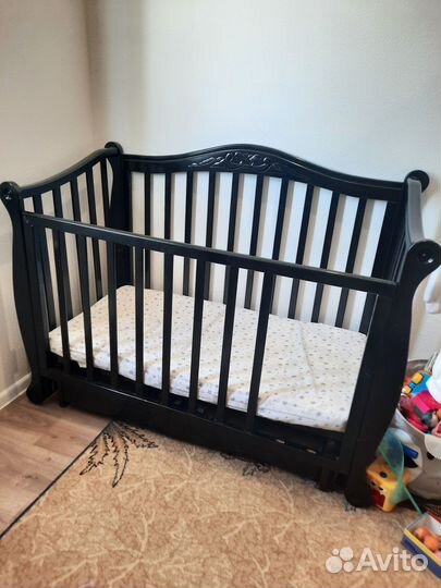 Деревянная кроватка с маятником