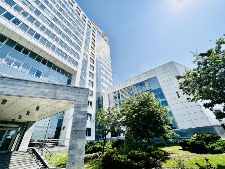 Просторный светлый офис с мебелью Тропарево