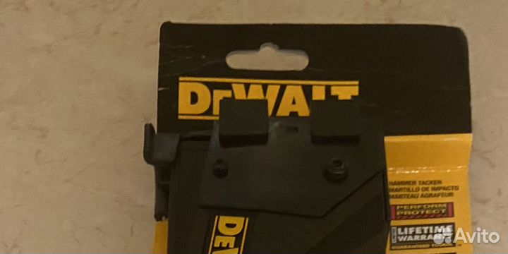 Ударный степлер DeWalt из карбона dwht75900