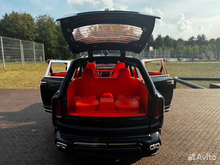 Модель автомобиля Rolls-Royce Cullinan металл